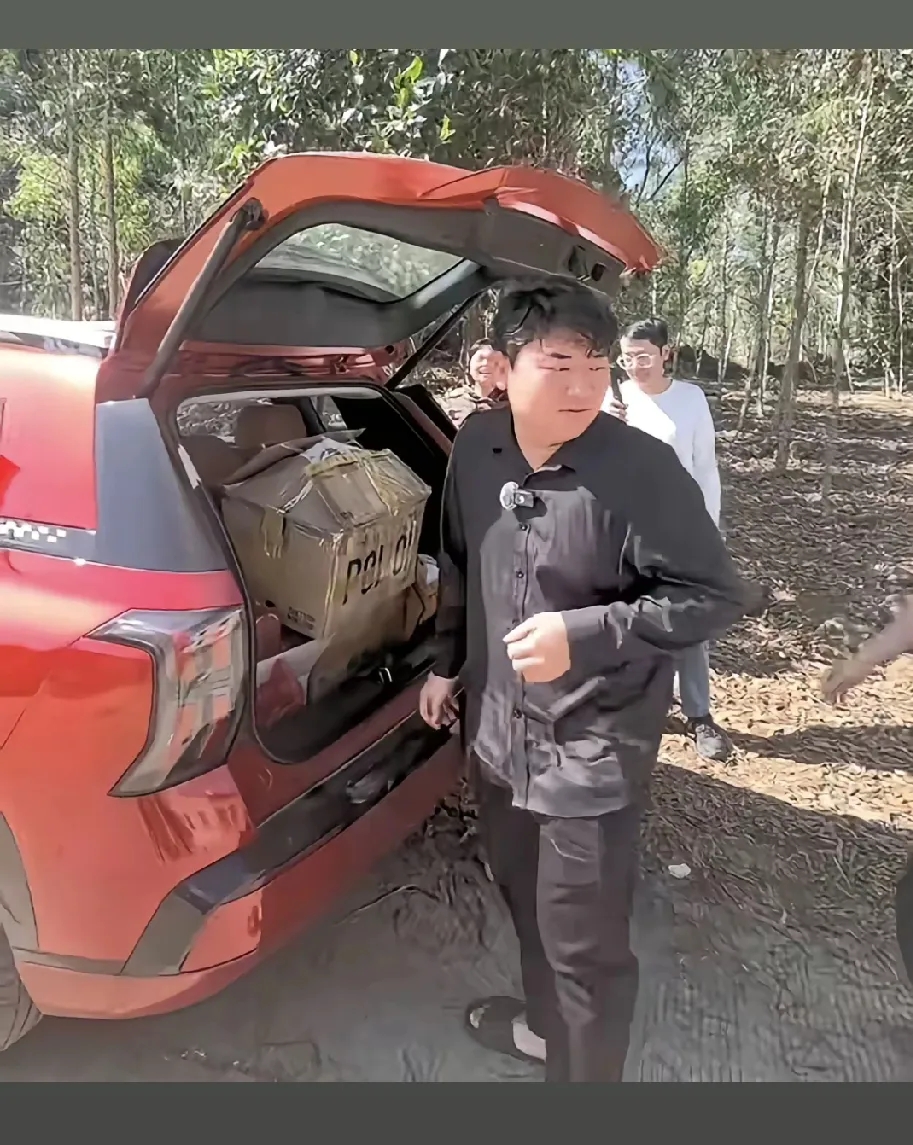 婵宝哥哥全进华开上
婵宝的红色埃安霸王龙小轿车
和妈妈一起拉上大包小包的去探望外