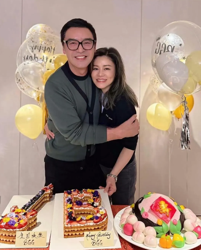 钟镇涛也太年轻了，没想到他竟然72岁了!
他不愧是琼瑶剧男主出身，高大英俊还年轻