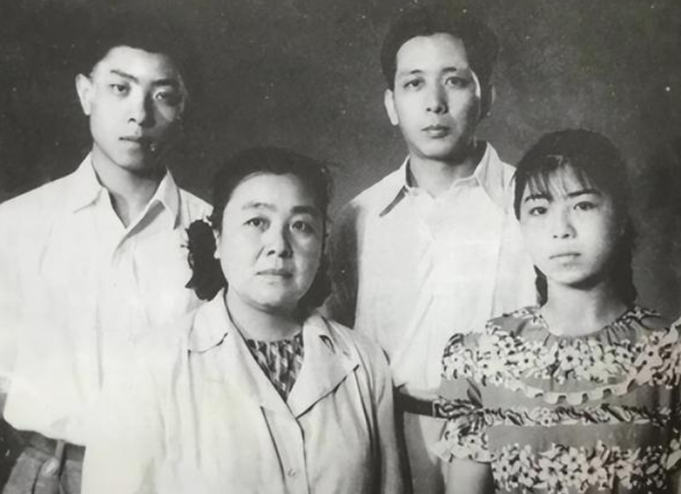 1986年，丁玲在家中去世，三年后，她的丈夫迎娶小12岁张钰，成婚前他提出了两个