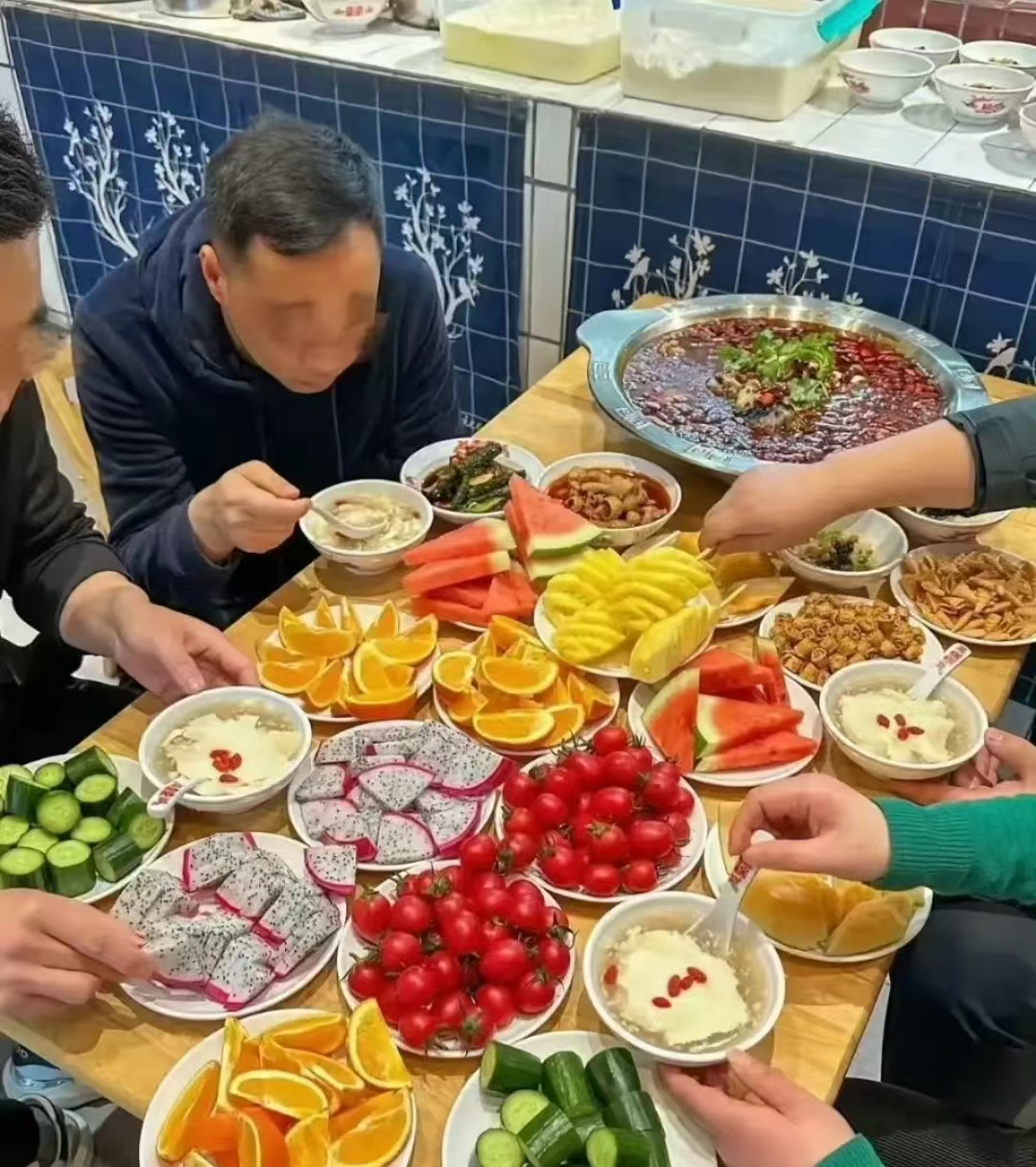 其实不用笑人家，我第一次吃自助也这样。