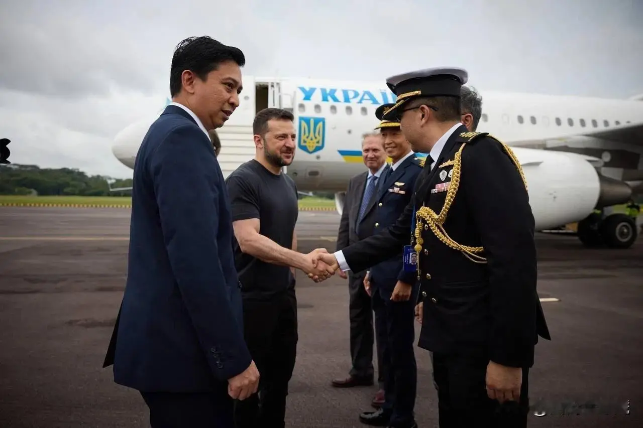 五个万万没想到：

1.没想到泽连斯基亲自出席新加坡香格里拉国际会议。

2.没