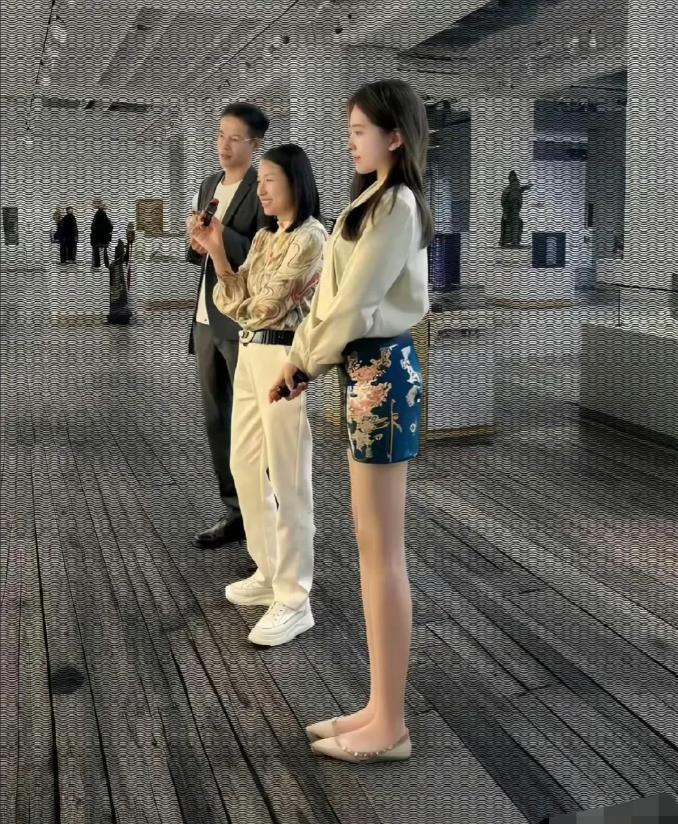 她凭大长腿，平底鞋走红网络