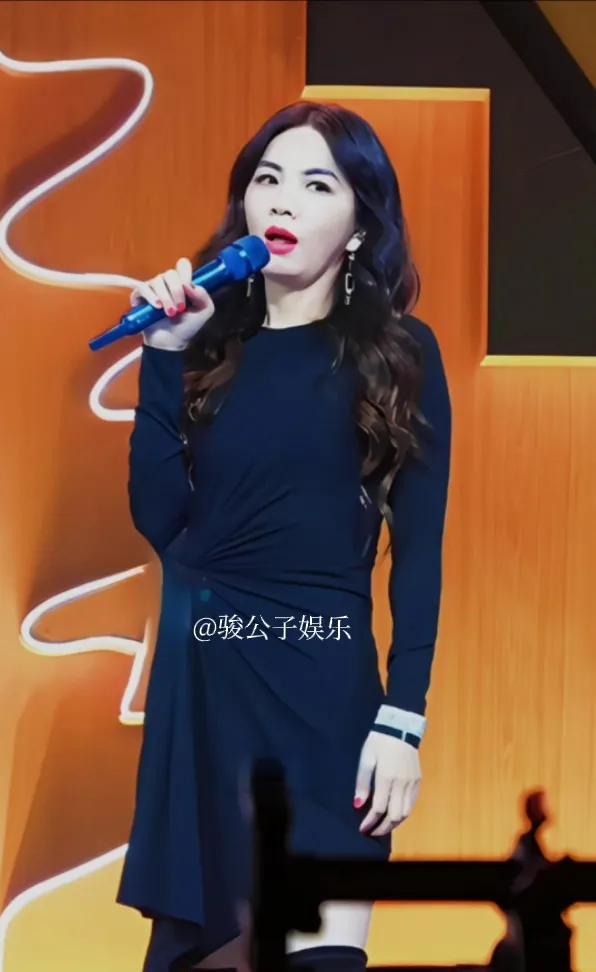近日，Ella陈嘉桦亮相一场线下活动。现年43岁的她，穿着一件黑色显瘦连身裙，配