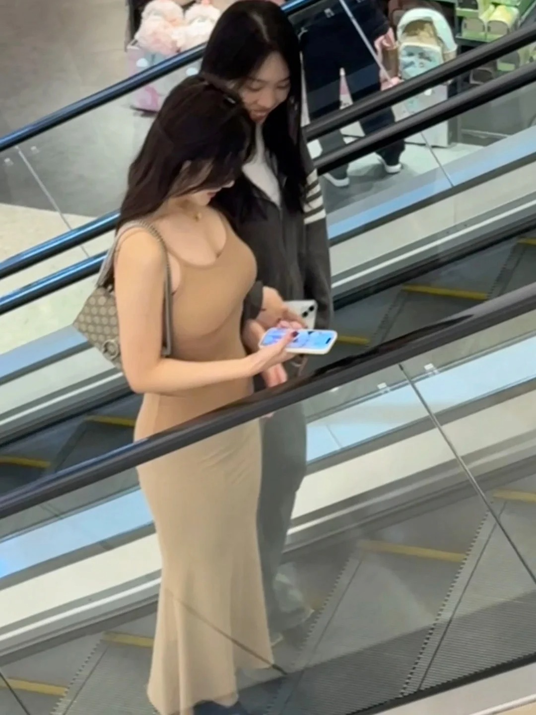 高个子女生是不是随便一打扮就很好看啊？
哈哈哈逛街和大学舍友偶遇了，我俩穿的同款