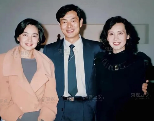 以前总以为林青霞最美气质最好呢，但看到右边这位才知道她才是气质美女，看她留着披肩