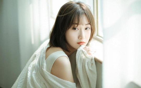 无意中进入妻子的秘密画室后，发现里面全是她和白月光的画像