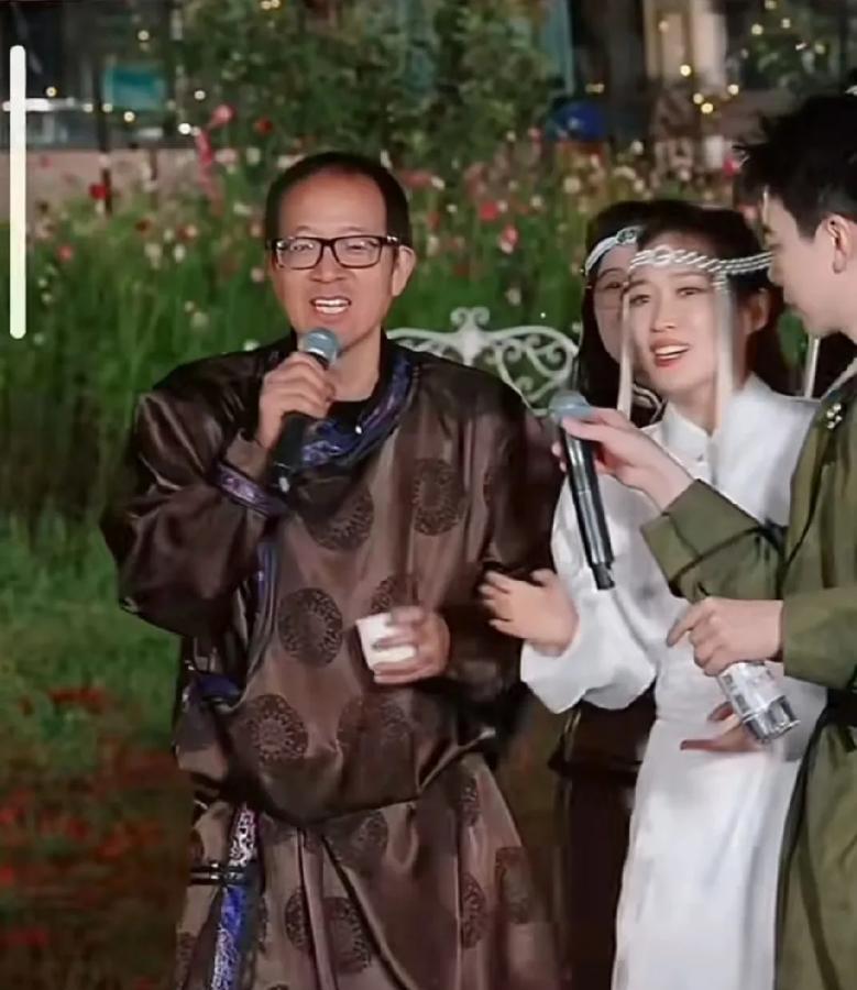 东选团建，听说变了！

以前是亲自上阵，直播牵马，唱歌互动，玩的不亦乐乎。

现