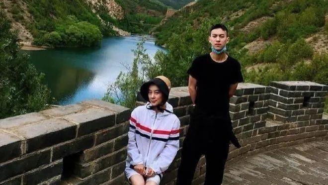 李玲玉和23岁混血儿子同框，高个子穿T恤气质非凡，侧颜神似吴磊