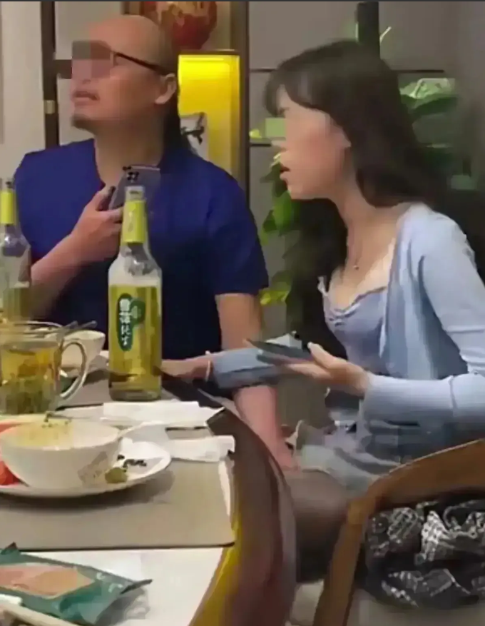 餐厅惊现“不雅”行为：男子当众伸手进裙下，震惊围观者！

在这个信息爆炸的时代，