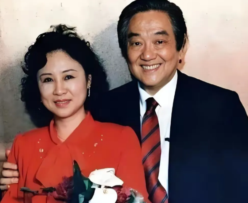 琼瑶原名陈喆，生于1938年，台湾著名言情小说作家，她的作品以浪漫爱情为主题，深