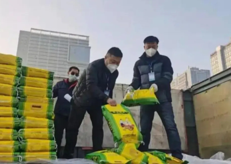 吉林，大妈领取公司发放的大米后，扛起来就往家走，不料，在上楼时不慎摔倒，发生猝死