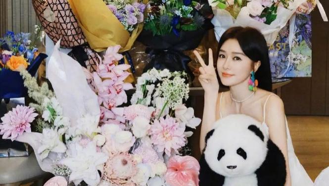 秦岚怎么这么年轻的！过生日晒2套穿搭，一套比一套显嫩，不像44