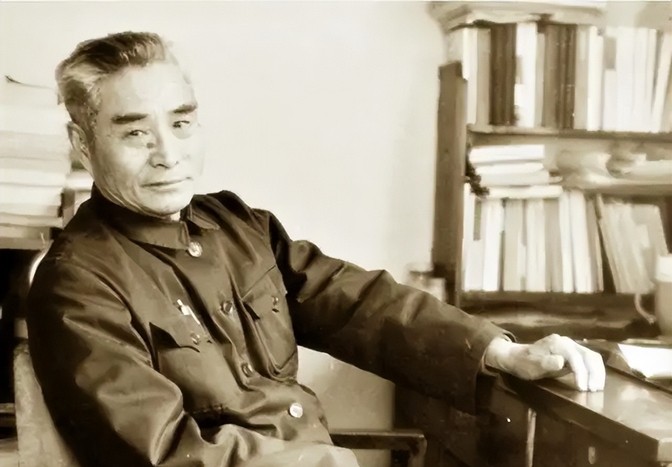 1975年，国民党高级将领黄维获得特赦，已经病入膏肓的蒋介石得知后，立刻邀请他前