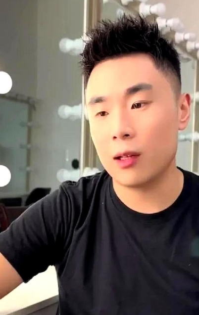 德云社演员张九南在直播中分享了鲜为人知的学艺经历。他曾从五六百人中脱颖而出，经过