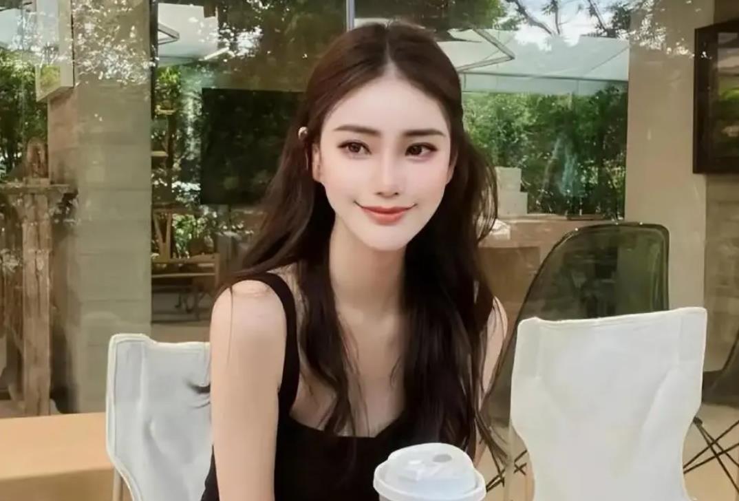 汪小菲与马筱梅参加麻六记活动，两人事业家庭兼顾。马筱梅直播助力老公事业，情商高，