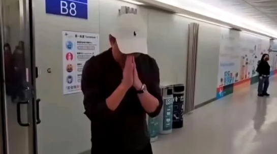 大S离世，汪小菲抵台，面容憔悴神色凝重眼睛哭红，马筱梅贴身跟随。汪小菲跟大S结婚
