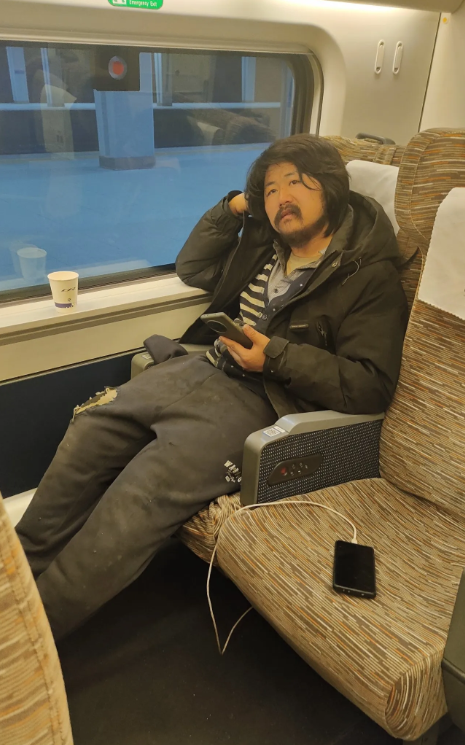 今天坐高铁，有幸在车上碰到了一个有89万粉丝的大咖。他是宁夏中卫人，身残志坚，刚