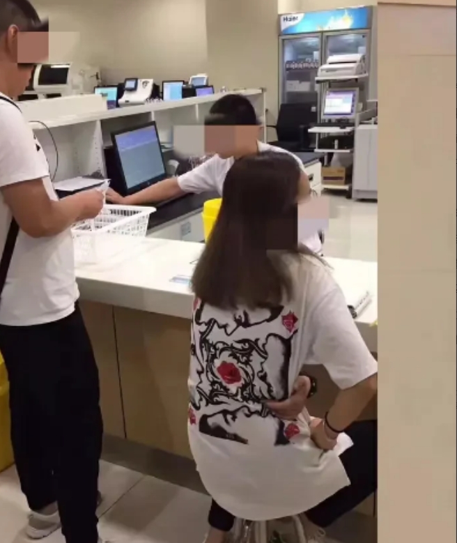 福建龙岩，女服务员赵晴在收拾餐桌时，意外发现了一瓶被遗忘的酒。在征得饭店老板李伟