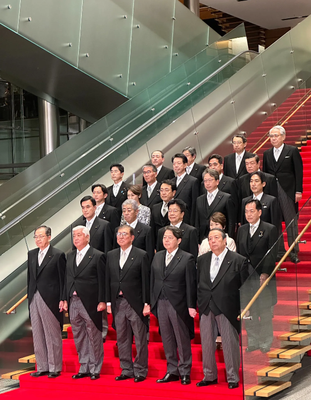 岸田文雄下台，石破茂内阁就职。

10月1日，石破茂被任命为第 102 任首相。