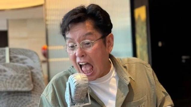74岁谭咏麟大病初愈面颊凹陷，生病月余一脸倦容，婚姻有愧糟糠妻