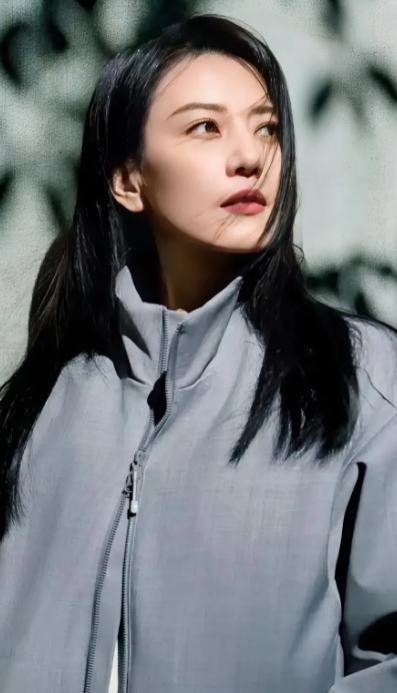 高圆圆穿了一件灰色外套，和大众的衣服一样，这样的高圆圆很接地气，看着很舒服保暖。