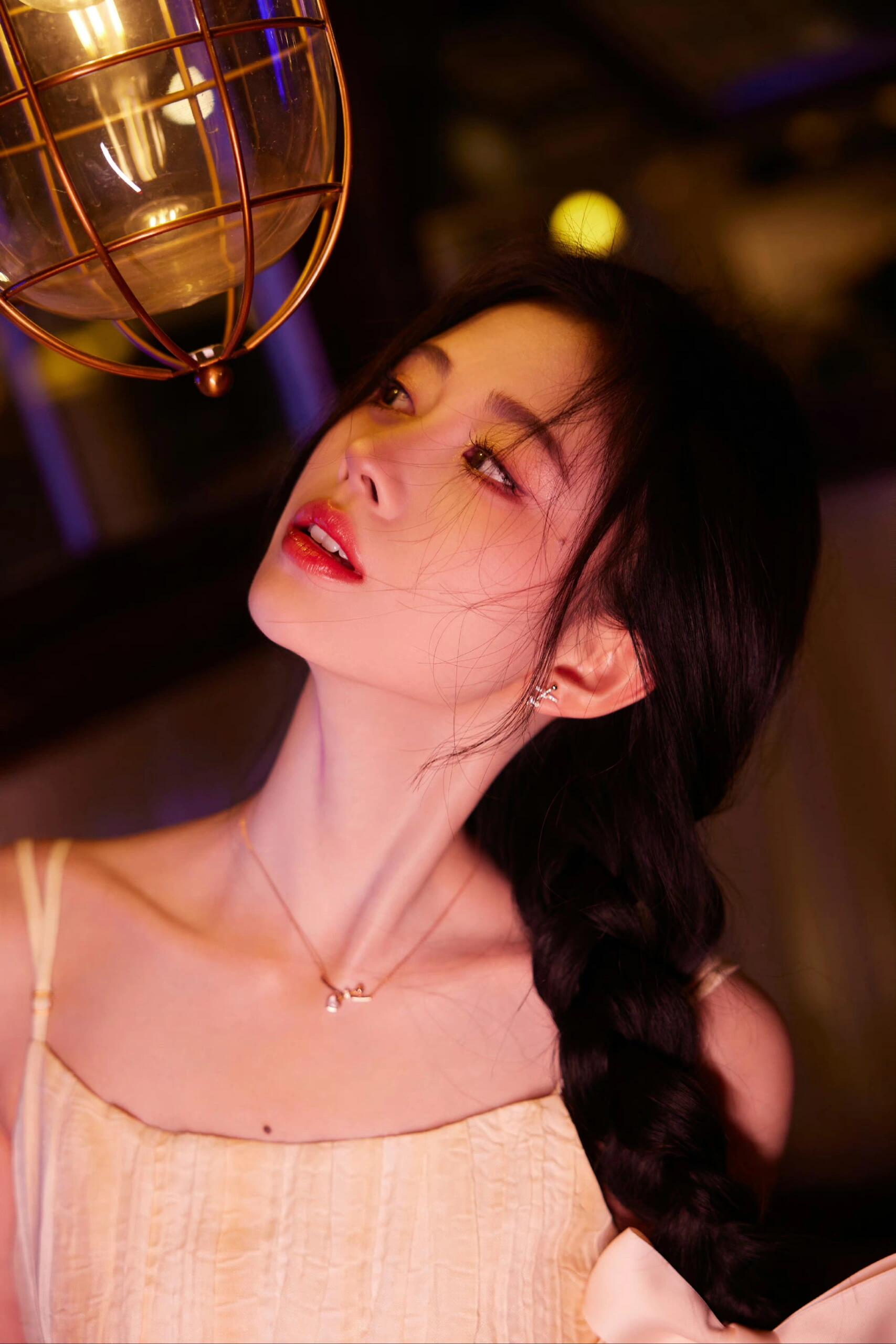 鞠婧祎少女感满满！