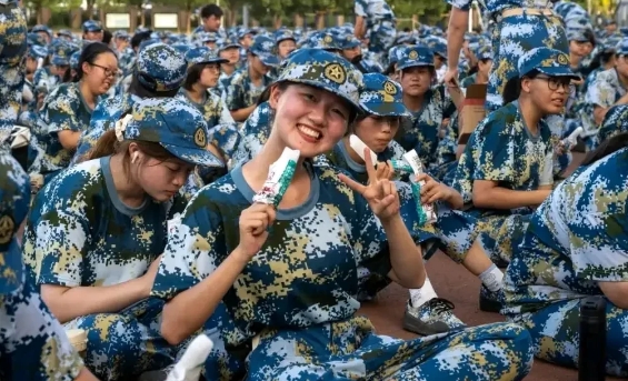 大一新生开学，有不少家长吐槽说，大热天军训没啥意义，还说头一天军训就热晕了三个！