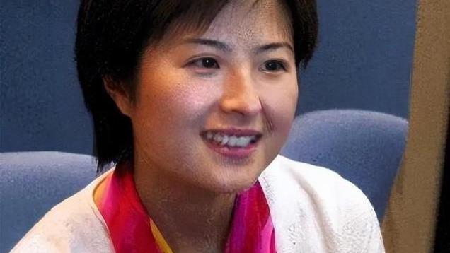 她曾是“央视一枝花”，嫁李铁为妻后辞职，如今靠投资身家过亿