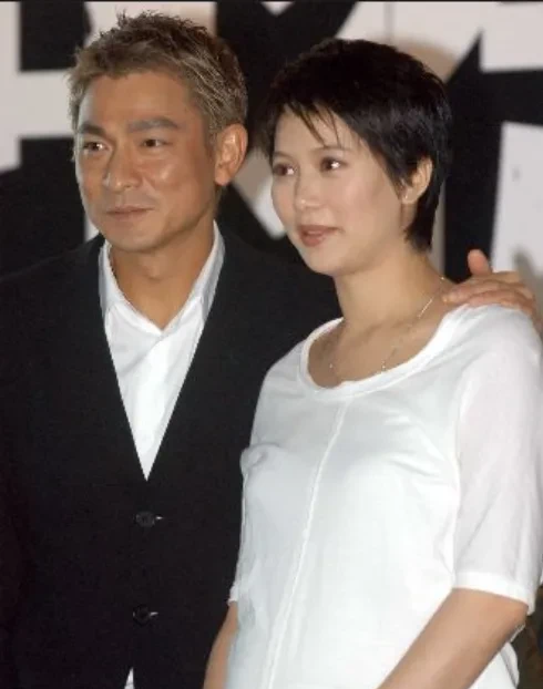 这是拍于十多年前的一张老照片，原来那时候的刘德华头发都有些发白了，但脸上比较圆，