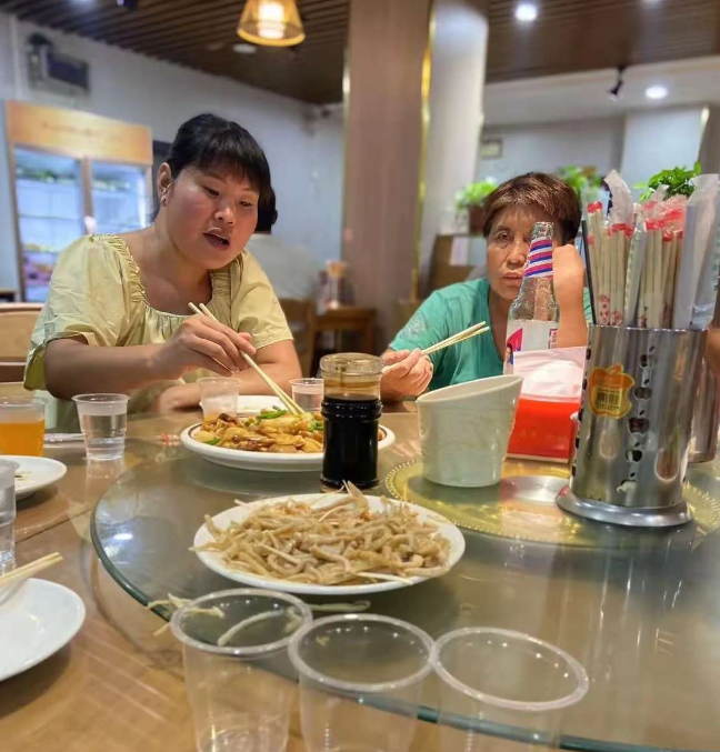 今天和相亲对象吃饭，我27岁，她29岁离婚一次没娃。介绍人说女方愿意了，家里人说