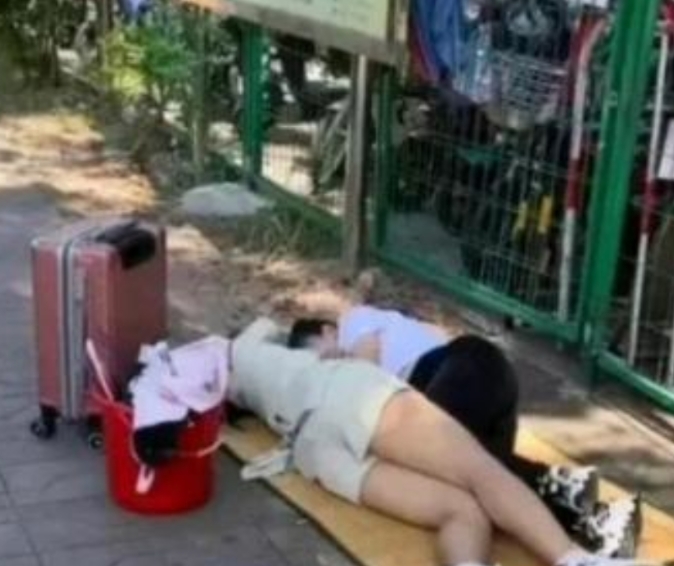 我想应该站在哪一边?哈哈哈哈 [大笑][大笑][大笑][大笑][大笑]