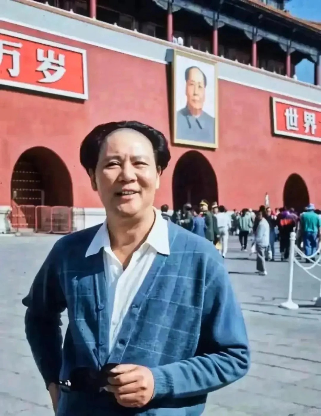 古月，以前他拍戏的时候经常有老百姓向他反映问题，告当地干部的状。
古月只能一遍又