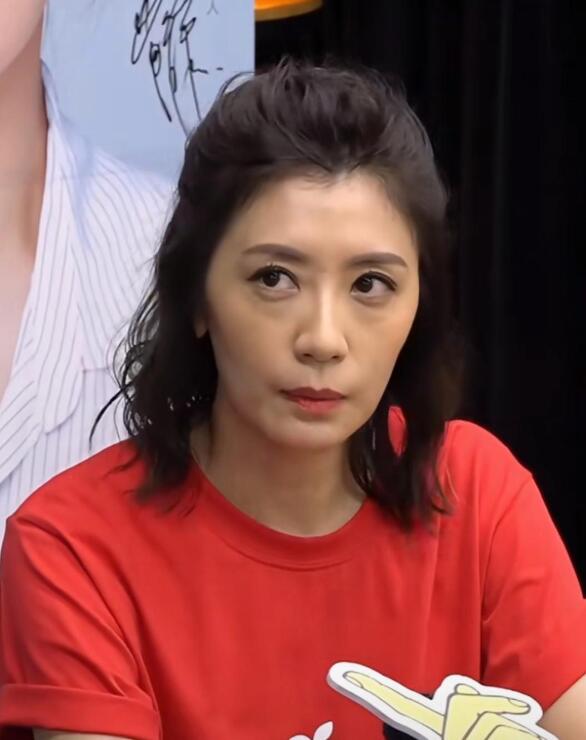 53岁，这状态还行。
气质不错，就是长得不漂亮。