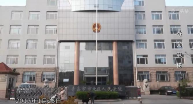 山东青岛，一家人旅游入住酒店后，72岁奶奶和3岁孙女坐电梯。不料电梯却带着小女孩