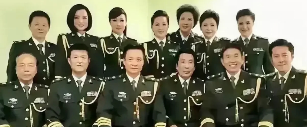 这一张大合照中，能认出6位的绝对是影迷当中的佼佼者，我认出了右边的蔡国庆，后排第