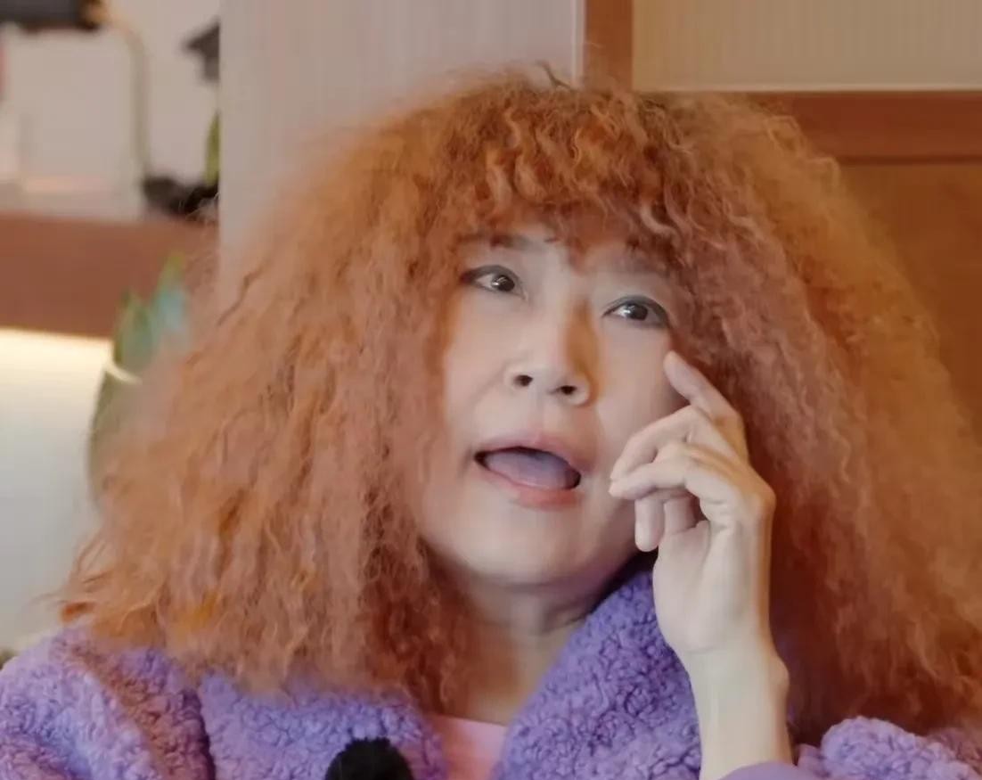 张蔷眼袋手术失败，所以不化妆

                        