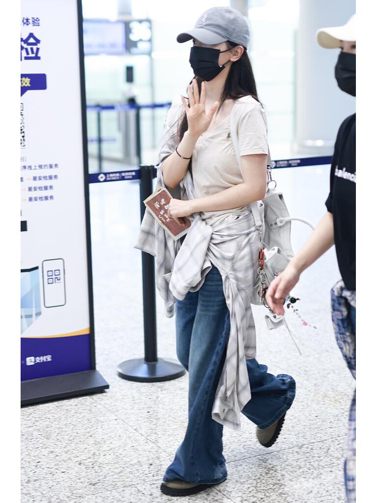 杨超越时尚有型