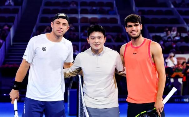 樊振东中网挑边，这3点万万没想到。

1、没想到东哥真的要“进军”网球界了，不但