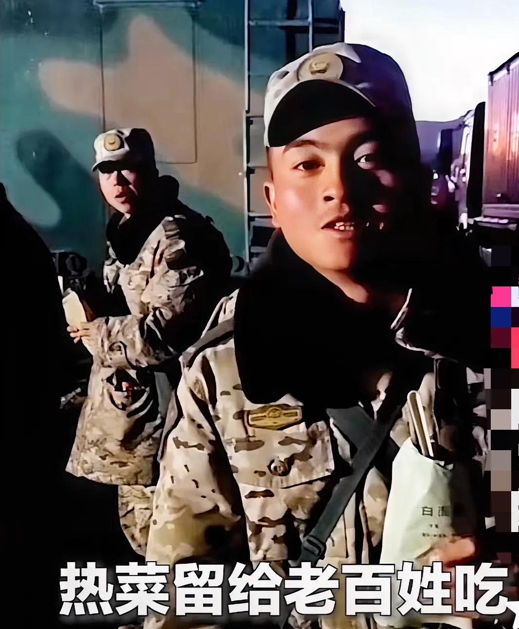 泪目！武警同志在日喀则结束了一天的救援工作后，一些武警同志则聚在一起吃单兵自热，