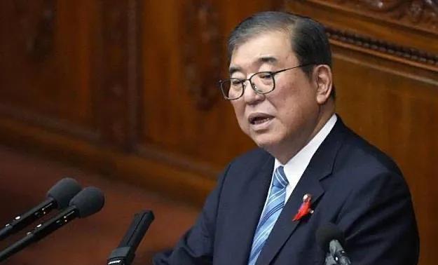 玩砸了吧？日本新首相石破茂这回很可能把自己玩下台了。
石破茂本想提前举行立法院大