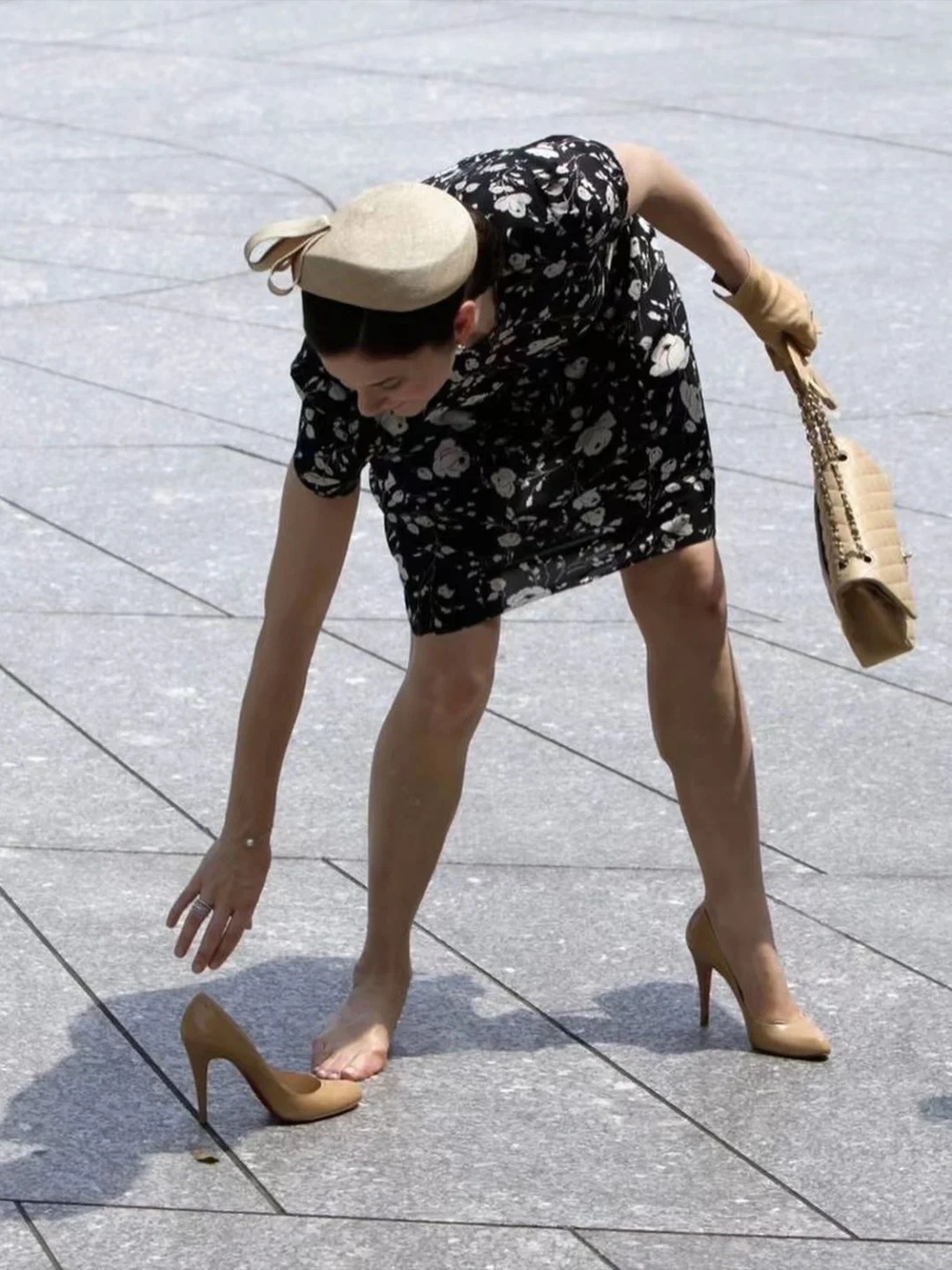 当大玛丽和凯特王妃高跟鞋卡缝
当时娃娃脸走在前面，大玛丽转身回去自己拔鞋；威廉王