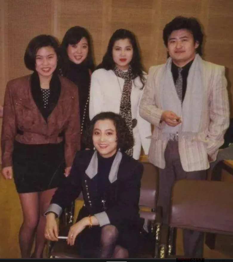 时光流逝，记忆永存。
这张照片里，既有影视演员，又有著名歌星，还有大学老师，你知