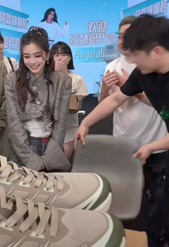 辛巴的一声“滚”，扇的是谁的脸？
曾经炙手可热的一线“花”，如今沦落到在直播间给