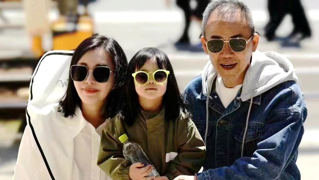 73岁王石陪4岁女儿玩，弄得满身满脸贴纸，商界大佬形象都不顾了