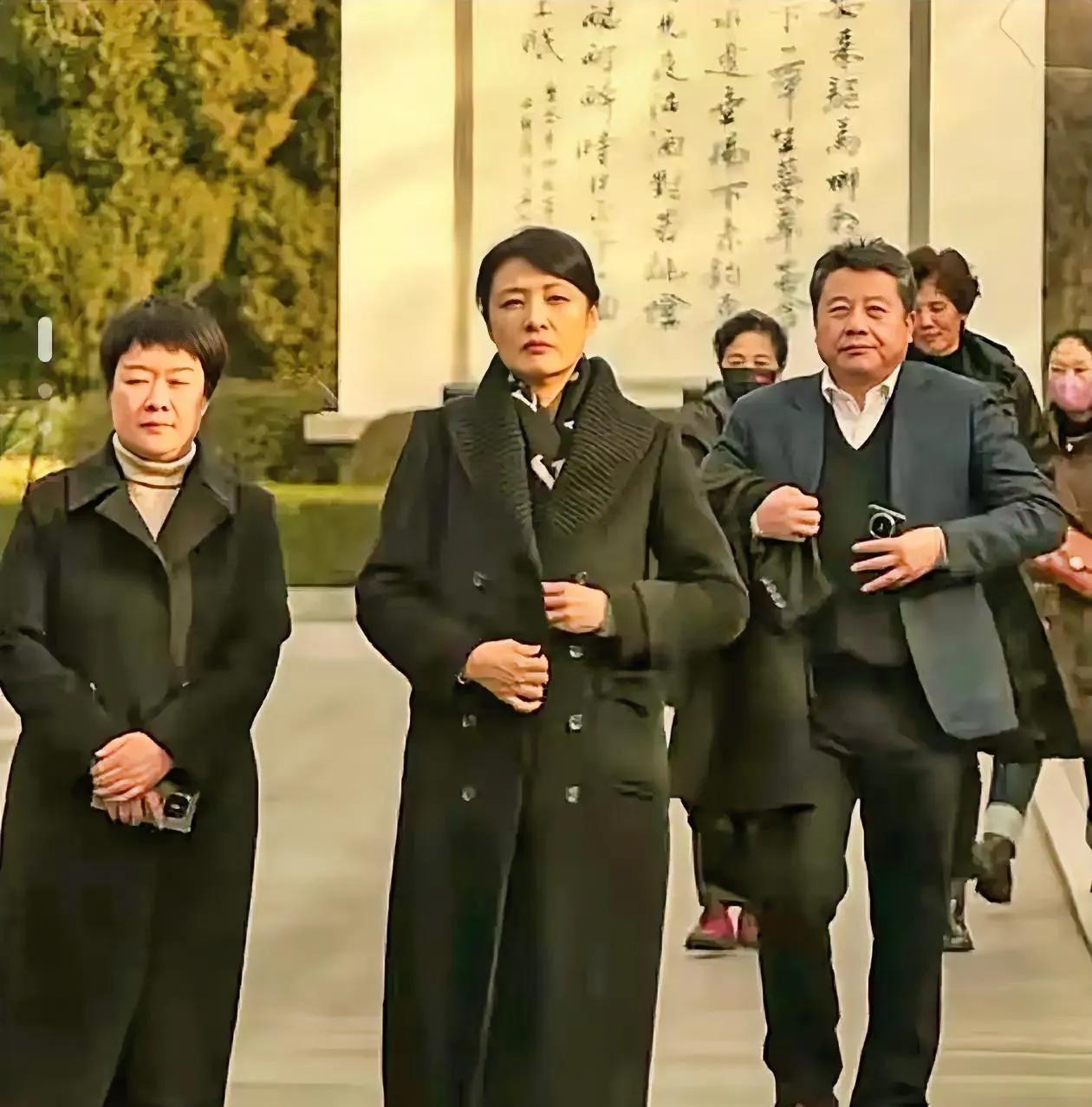谁知道周涛现在什么身份？
最近见了她好几回，
像是视察工作，
她旁边这女的看发型