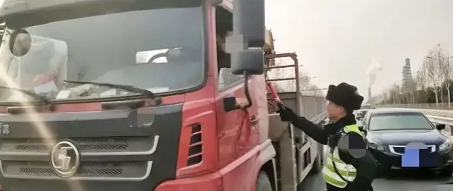 河北衡水，货车司机驾车被1名辅警拦下，因体内酒精含量为33毫克/100毫升被辅警