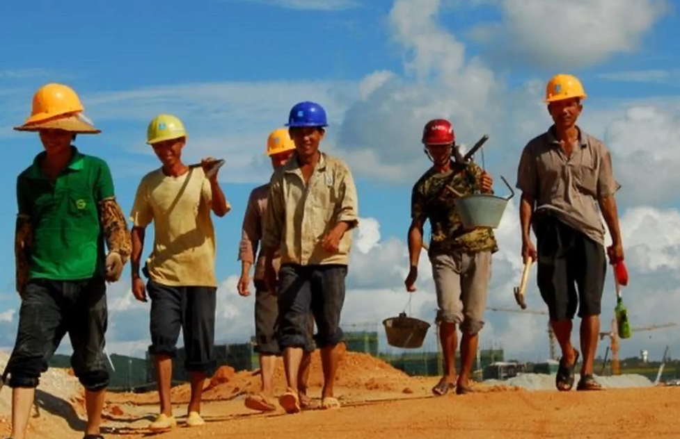 山东，一男子领着75人做工程，活干完了却没拿到钱，他看这些农民工都得养家糊口，就