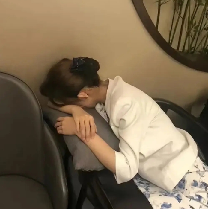 现在的大学生都开始当服务员了。