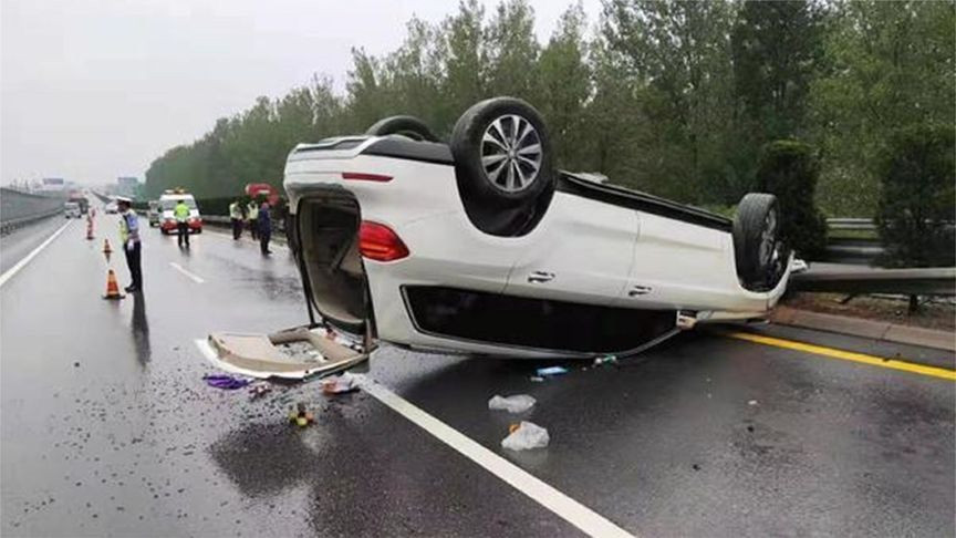 高速两车相撞一车却“凭空消失”，交警看完监控：太吓人