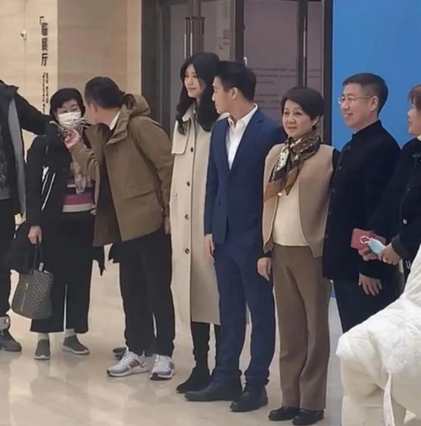 赌王儿子何猷君带着名模老婆奚梦瑶站一起合影，真的是娶了一个高个老婆，直接把他和他